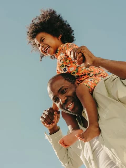 Père portant son enfant sur les épaules