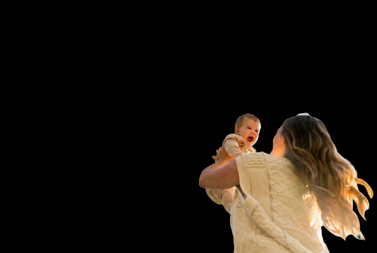 Une mère soulève son bébé souriant vers le ciel ensoleillé