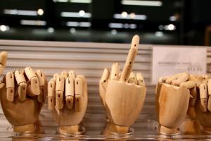 dehan-schinazi-avocat-droit-routier-doigt-honneur