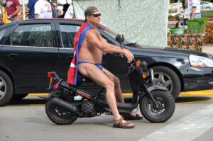 Avez-vous le droit de conduire votre voiture nu