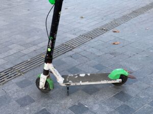 Une trottinette roule à près de 100 kmh sur une autoroute
