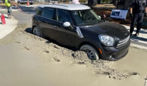 Elle fuit la police en Mini Cooper mais coince sa voiture dans du béton frais